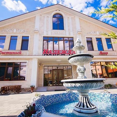 Гостиный Двор Надежда Hotel Khlibodarske Buitenkant foto